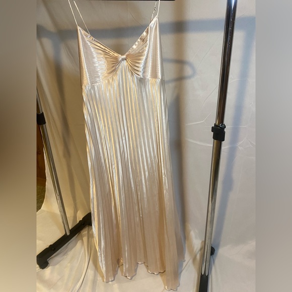 Dresses & Skirts - Beautiful silk slip on dress